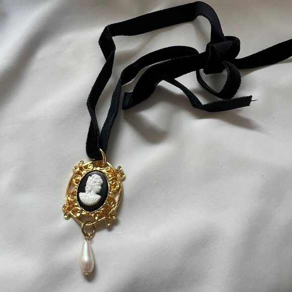 Black Velvet Ribbon Cameo Pendant Choker Victorian Style Costume Choker Necklace - Picture 4 of 12